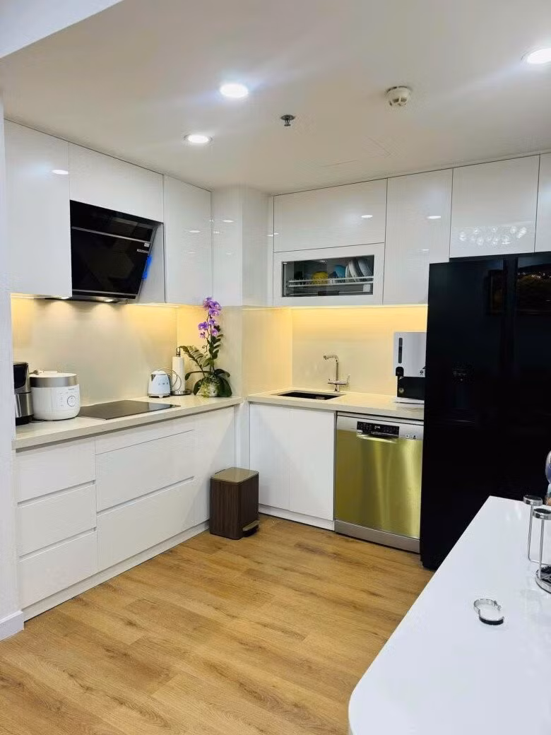 Dịp Tết, phòng khách như bừng sáng với đủ các loại hoa tươi như cúc, đào, lan, quất...Ảnh: FB Ngọc Hà Lê