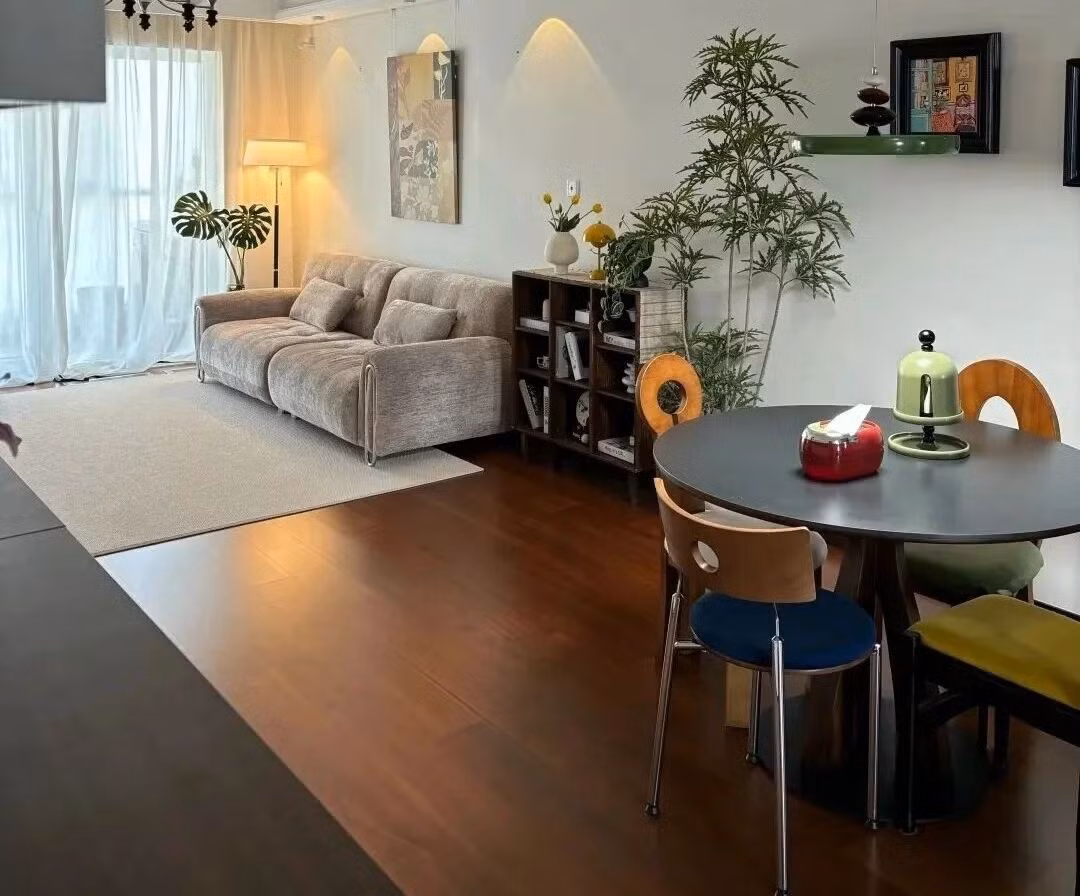Đèn sàn trông rất sang nhưng thực tế ít khi dùng, cồng kềnh. Chỉ đèn bàn + đèn trần là đủ sáng và đẹp. Ảnh: Houzz