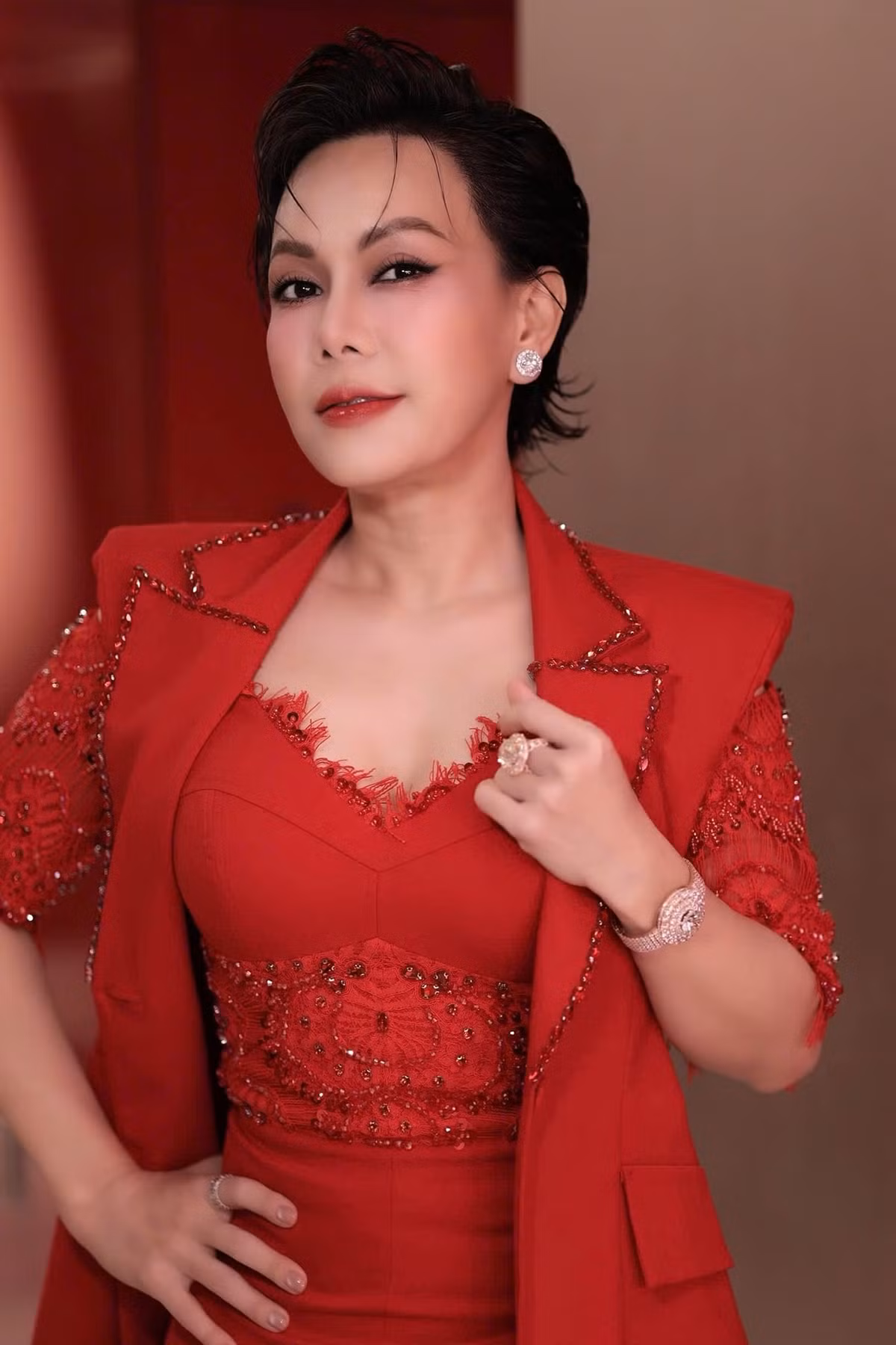 Bà xã Hoài Phương còn có thương hiệu mỹ phẩm riêng, nhà hàng... Ảnh: FBNV