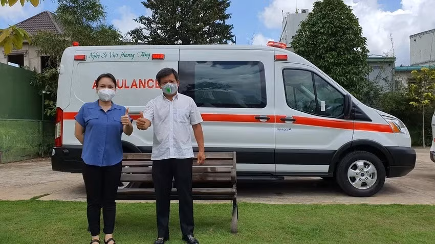 Năm 2021, Việt Hương thông báo tặng xe cứu thương trị giá 2,5 tỷ đồng để làm công tác từ thiện. Ảnh: FBNV