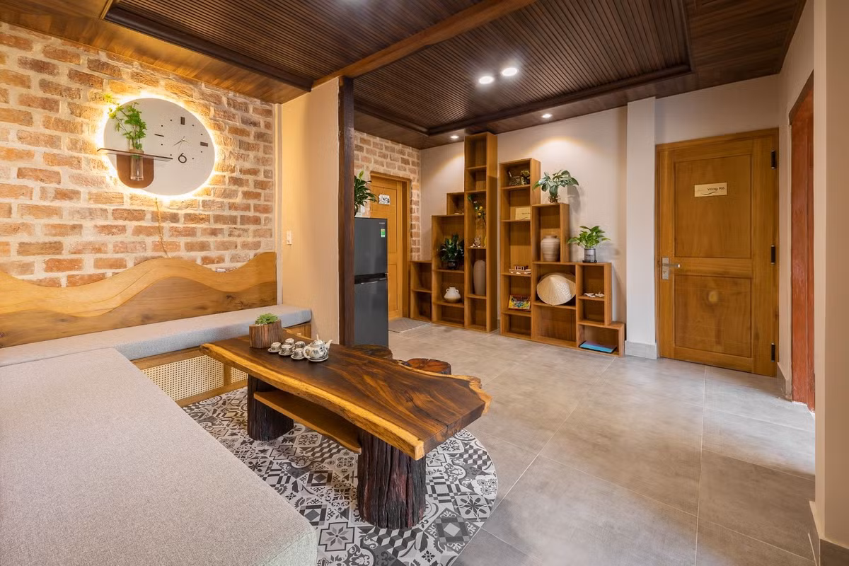 Tường sơn sáng, nhấn bằng gạch bông hoài cổ. Ảnh: Minq Bui