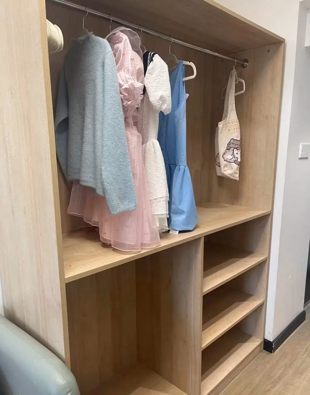 Đối diện bàn làm việc là tủ quần áo cao kịch trần, tiết kiệm tối đa không gian. Ảnh: post.smzdm