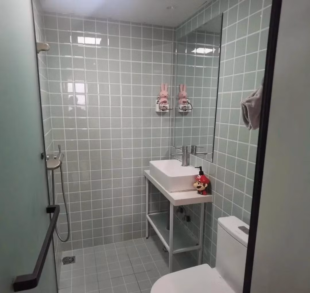 Diện tích nhỏ nhưng căn hộ vẫn có phòng tắm riêng sáng sủa, gọn gàng và sạch sẽ. Ảnh: post.smzdm