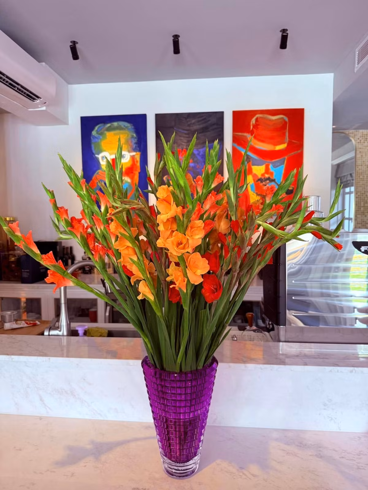 Từ ngoài sân vào trong nhà đều rực rỡ sắc hoa. Ảnh: FBNV
