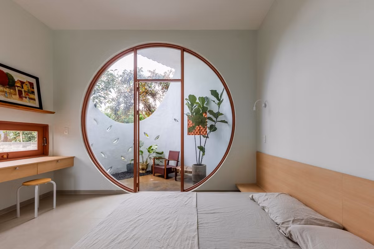 Phòng ngủ đơn giản, ngập ánh sáng. Ảnh: Oki Hiroyuki