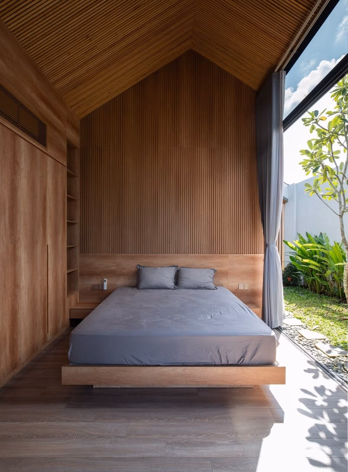 Tầng một có một phòng ngủ rộng rãi với tủ quần áo và phòng tắm lớn. Ảnh: Tô Hữu Dũng