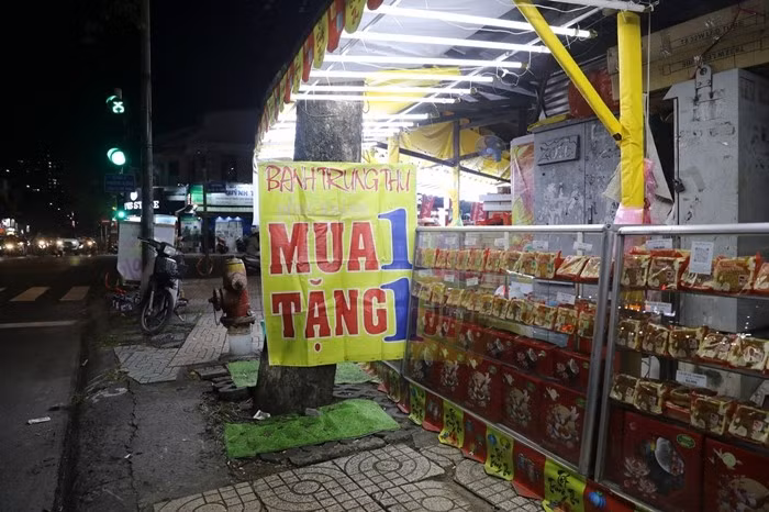 Một số cửa hàng còn khuyến mãi mua 1 tặng 1. Ảnh: Tiền phong