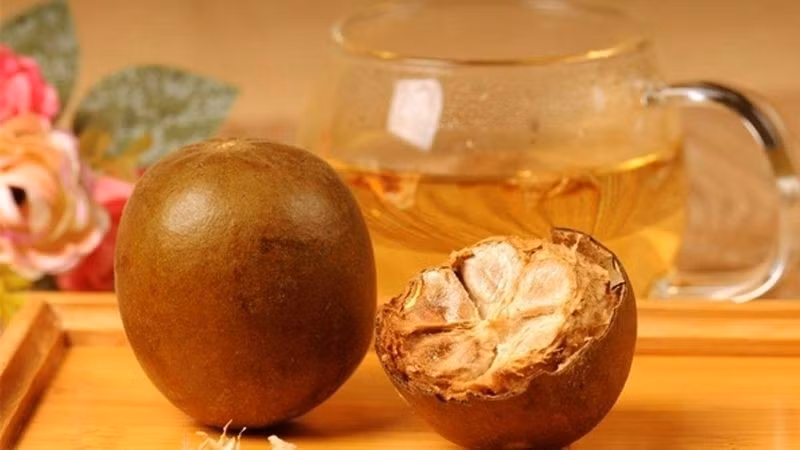 La hán thường được sử dụng ở dạng quả khô, phổ biến nhất là đập dập quả, hãm với nước nóng như uống trà, giúp thanh nhiệt. Ảnh: Internet