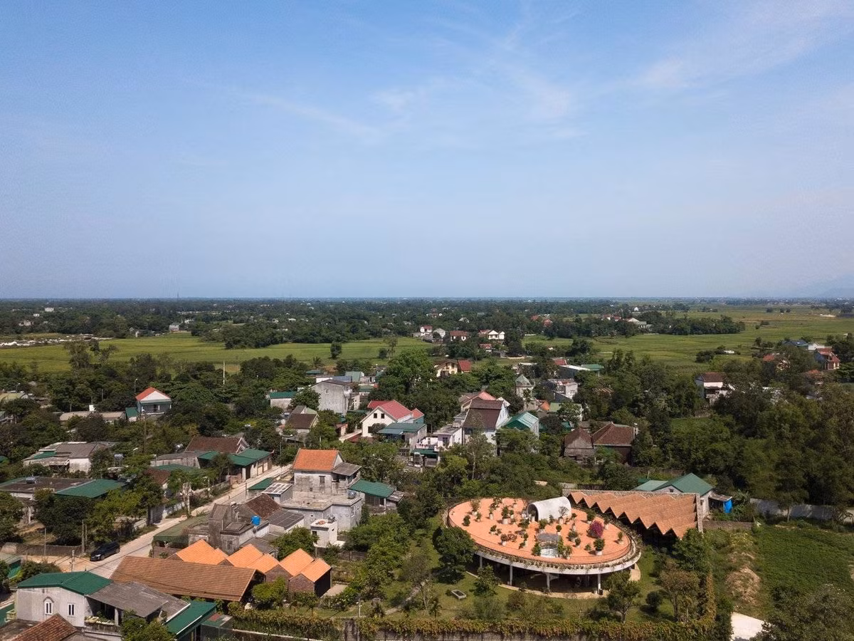 Được xây dựng trên khu đất rộng 2.000 m2 ở miền ngoại ô thanh bình yên ả tại Nghệ An, V4 House sở hữu cấu trúc kiến ​​trúc hiện đại nhưng vẫn hài hòa với khung cảnh xung quanh. Ảnh: Trieu Chien