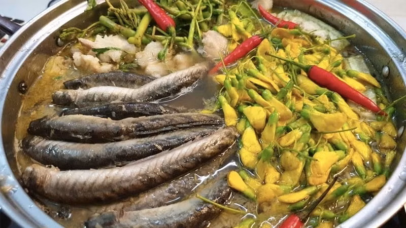 Nhờ hương vị đặc biệt, cá kèo trở thành đặc sản, có thể chế biến thành nhiều món như lẩu cá kèo lá giang, cá kèo nướng muối ớt, cá kèo kho tộ...Ảnh: Facebook
