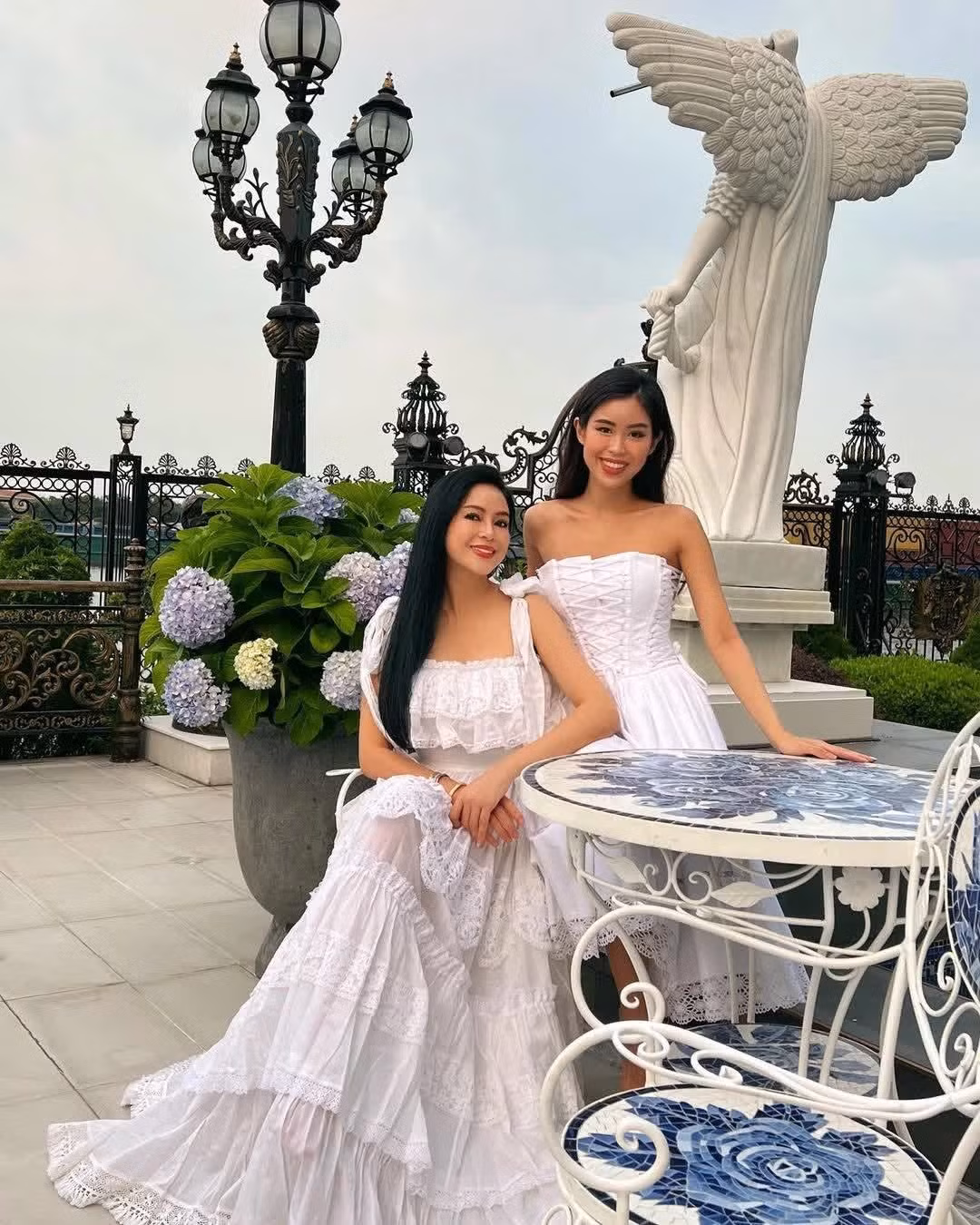 Khu sân vườn rộng lớn là địa điểm thả dáng yêu thích của Tiên Nguyễn và gia đình. Ảnh: FBNV
