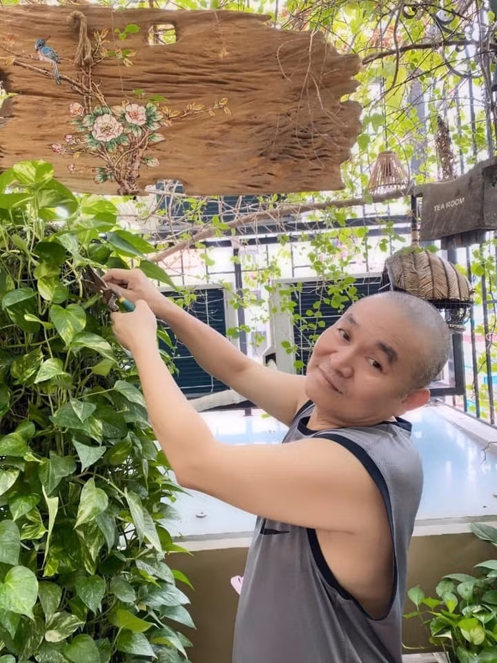 Góc sân vườn, ban công rợp bóng xanh với nhiều loại cây cảnh do chính tay nam nghệ sĩ chăm sóc mỗi ngày. Ảnh: FBNV