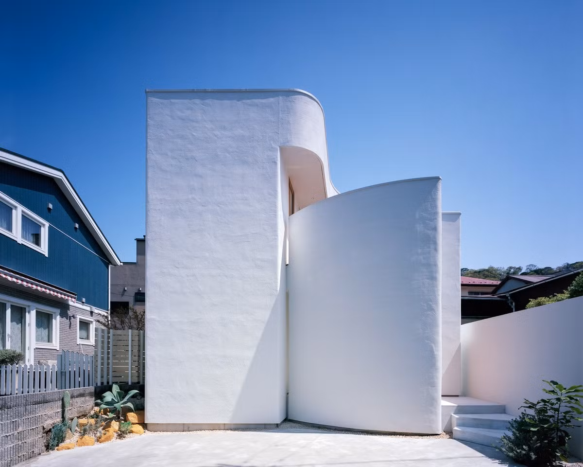 Tọa lạc ở thị trấn Hayama, Kanagawa (Nhật Bản), ngôi nhà rộng 63m2 nổi bật với gam màu trắng chủ đạo. Ảnh: Katsuya Taira（studioREM）
