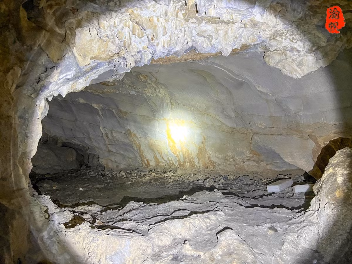 Phía giữa tầng 4 và tầng 5, chủ nhà xây một con đường vách đá. Giữa đường có một khoảng đất trồng cây ngô, đó là ban công. Ảnh: Sohu