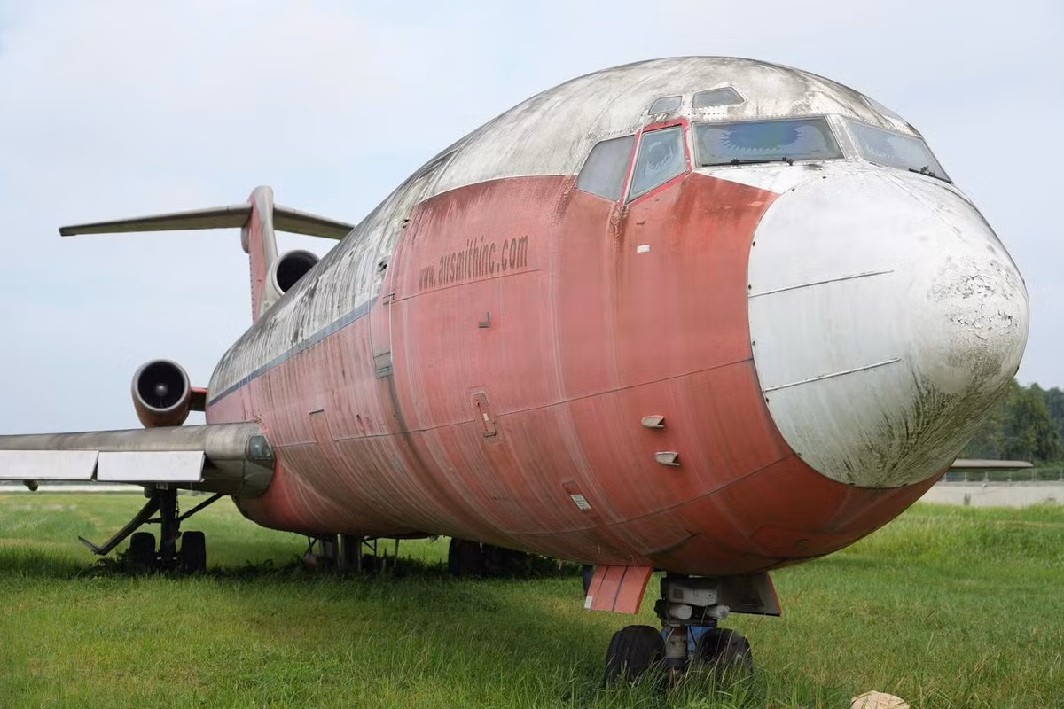 Chiếc Boeing với lớp sơn cũ kỹ sau gần 2 thập kỷ “ngủ quên” ở sân bay Nội Bài. Ảnh: Noibai International Airport >>> Mời độc giả xem video: Phân tích lỗi của máy bay Boeing 737 Max . Nguồn: VTV24