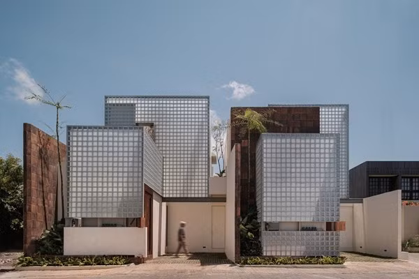 Sipat &amp; Sauh Villa là căn biệt thự nghỉ dưỡng cho thuê tọa lạc tại Bali (Indonesia). Bài toán đặt ra cho kiến trúc sư là bố trí đủ công năng đồng thời phải tạo được cảm giác thoáng, nhẹ và dễ sống. Ảnh: Archdaily