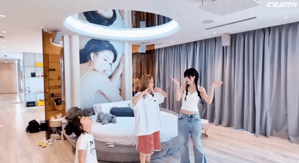 "Nữ hoàng nội y" vừa mới tân trang sửa sang lại căn biệt thự. Chỉ riêng không gian tầng 2, không gian riêng của Ngọc Trinh đủ khiến dân tình choáng váng về độ xa hoa. Ảnh chụp màn hình
