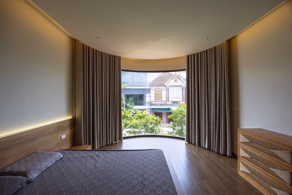 Tầng 2 là nơi nghỉ ngơi, gồm các phòng ngủ có cửa sổ rộng mở đón nắng sớm và gió trời. Ảnh: Triệu Chiến