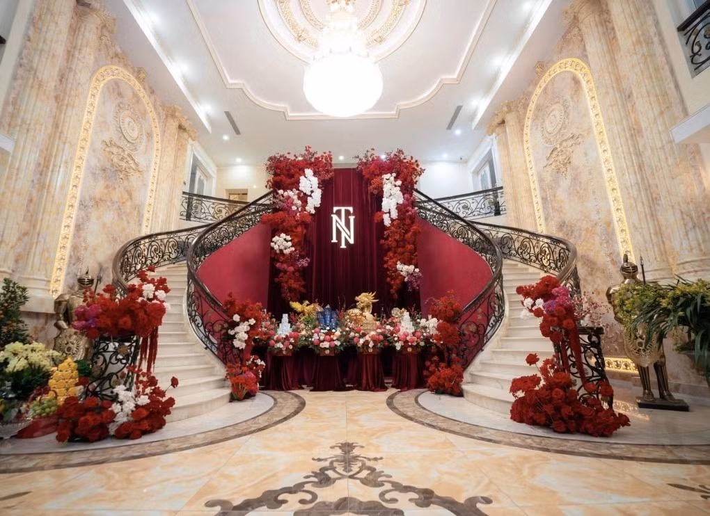 Trước đó, MC Mai Ngọc từng hé lộ không gian nhà chồng trong những bức ảnh, video về đám cưới hồi đầu năm. Sảnh chính của ngôi nhà có nhiều chi tiết dát vàng. Ảnh: FBNV