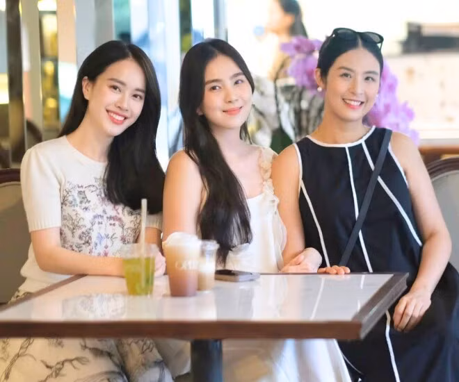 Mới đây, MC Mai Ngọc chia sẻ loạt ảnh check-in bạn thân gồm Hoa hậu Ngọc Hân, Á hậu Hoàng Anh, MC Phương Mai tại quán cafe mới mở của em chồng tại Bắc Ninh. Ảnh: FBNV