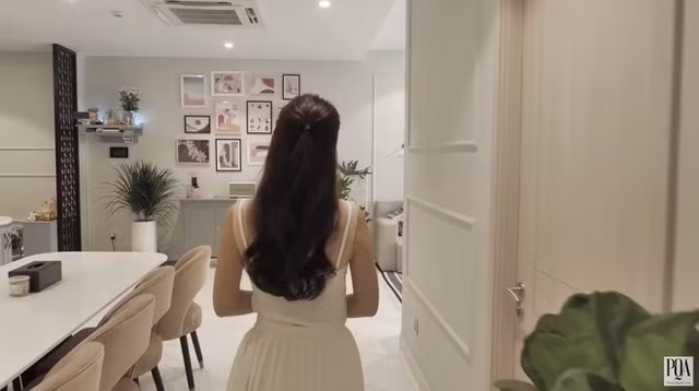 Không gian trong nhà mang phong cách tối giản, tinh tế, nội thất không quá cầu kì nhưng sang trọng. Ảnh chụp màn hình