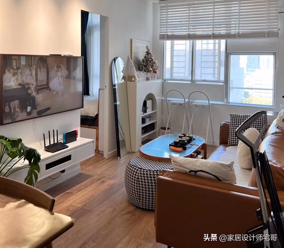 Phòng khách với sofa màu nâu, bàn trà dạng module. Ảnh: Tóutiáo
