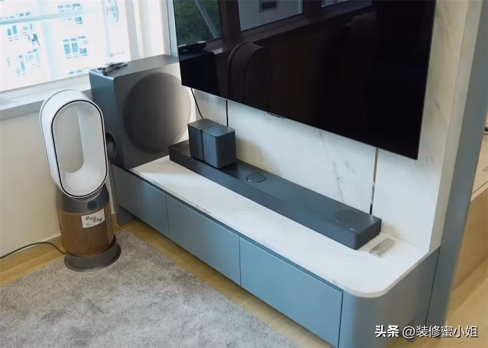 Bức tường TV được ốp bằng vật liệu giả đá cẩm thạch, tiết kiệm chi phí nhưng vẫn mang lại cảm giác cao cấp. Ảnh: Sohu