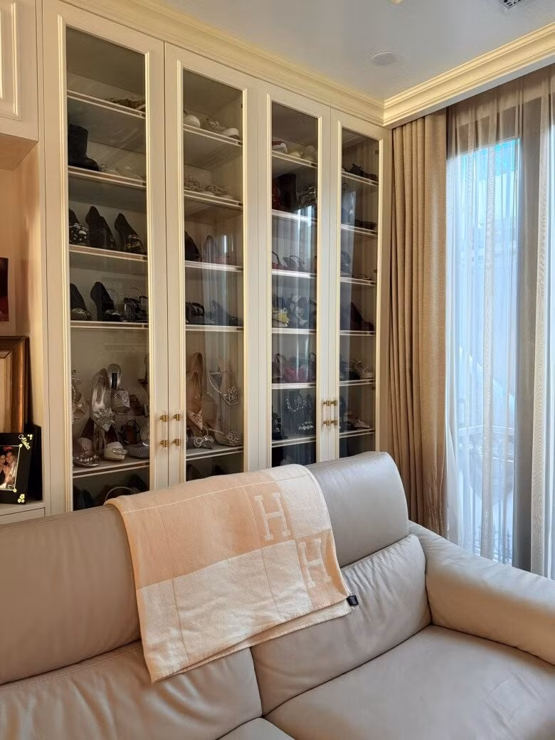 Một mảng tường lớn được tận dụng làm tủ trưng bày giày và phụ kiện. Ảnh: FBNV