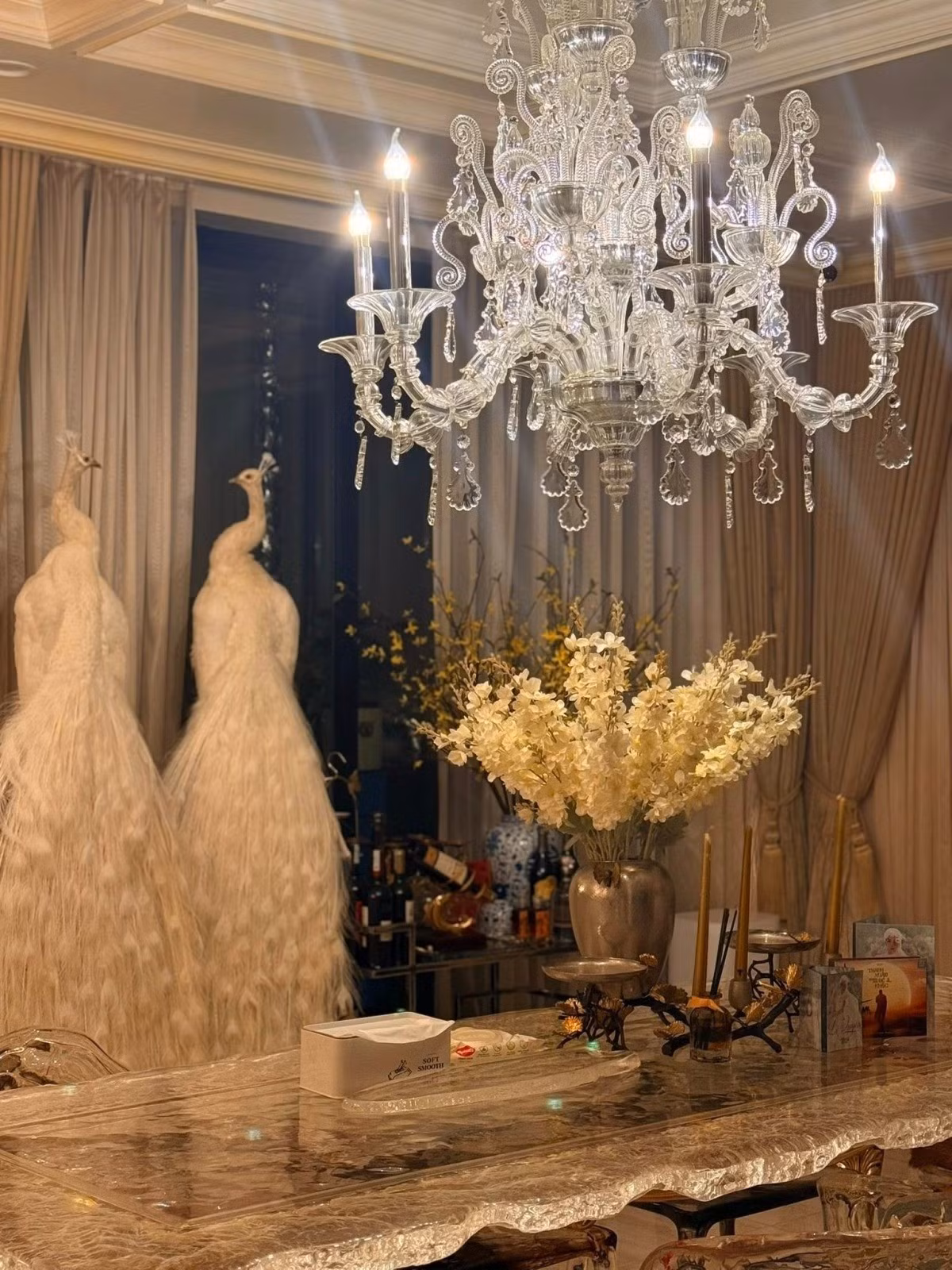 Bàn ăn làm từ chất liệu acrylic trong suốt với đường viền uốn lượn như mặt nước. Ảnh: FBNV