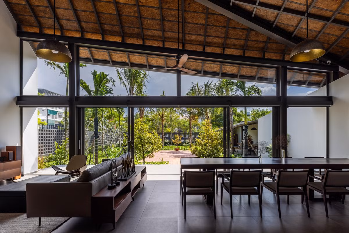 Hệ lam kính có thể điều chỉnh giúp đón gió mát mùa hè mà vẫn bảo vệ công trình trong những trận mưa lớn của mùa gió mùa. Ảnh: Hiroyuki Oki