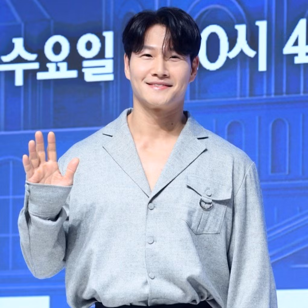 Thông tin nam ca sĩ Kim Jong Kook thông báo cưới vợ ở tuổi 49 vào tháng 10 sắp tới khiến khán giả khắp nơi bất ngờ vì anh nổi tiếng là "thánh ế". Ảnh: MK