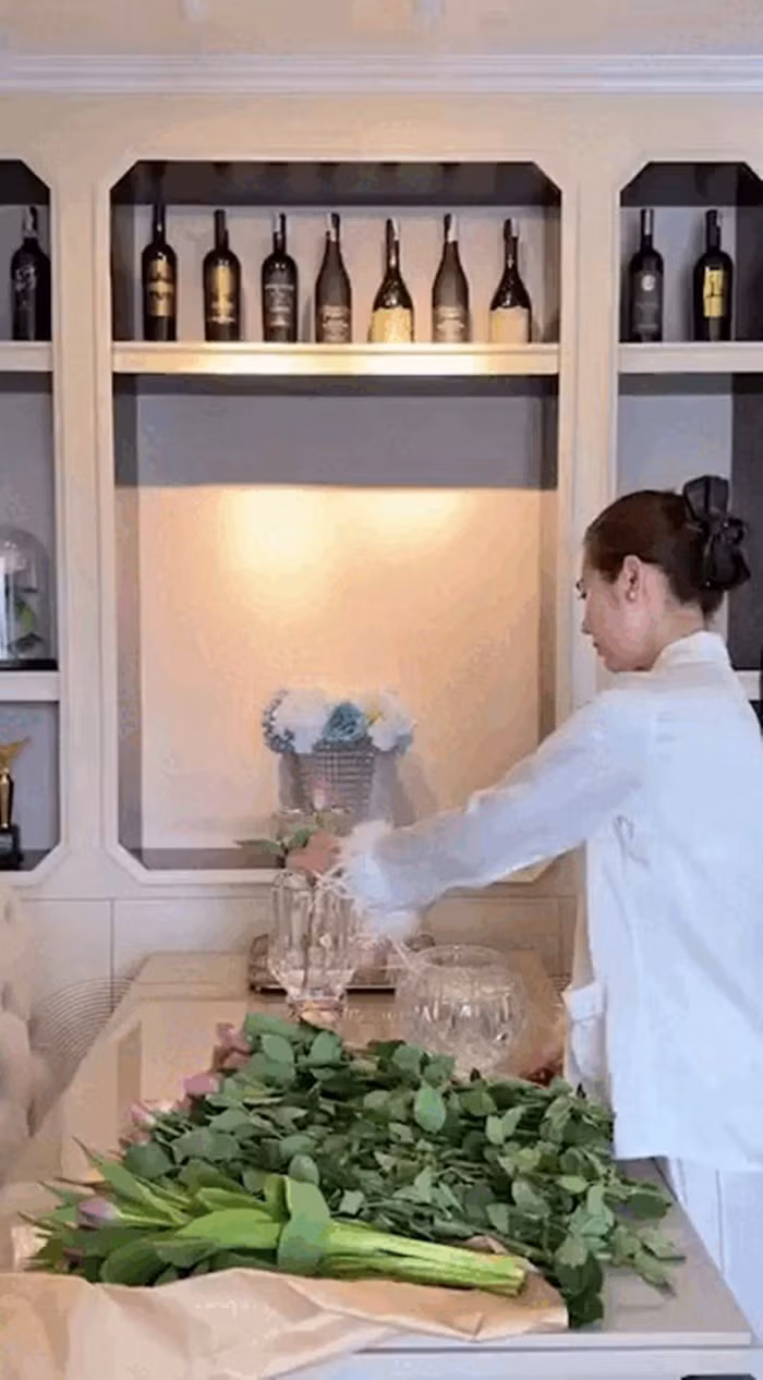 Trên mạng xã hội, nữ diễn viên thỉnh thoảng chia sẻ vlog cắm hoa, dọn nhà. Ảnh chụp màn hình