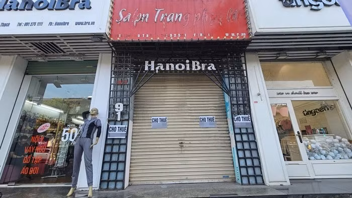 Anh H. (chủ một cửa hàng thời trang trên phố Chùa Bộc) cho biết, trước đây mặt bằng phố lớn giúp cửa hàng dễ tiếp cận khách hàng. Tuy nhiên, hiện nay lợi thế này không còn rõ rệt khi người tiêu dùng chuyển sang mua sắm online. Ảnh: Tiền phong