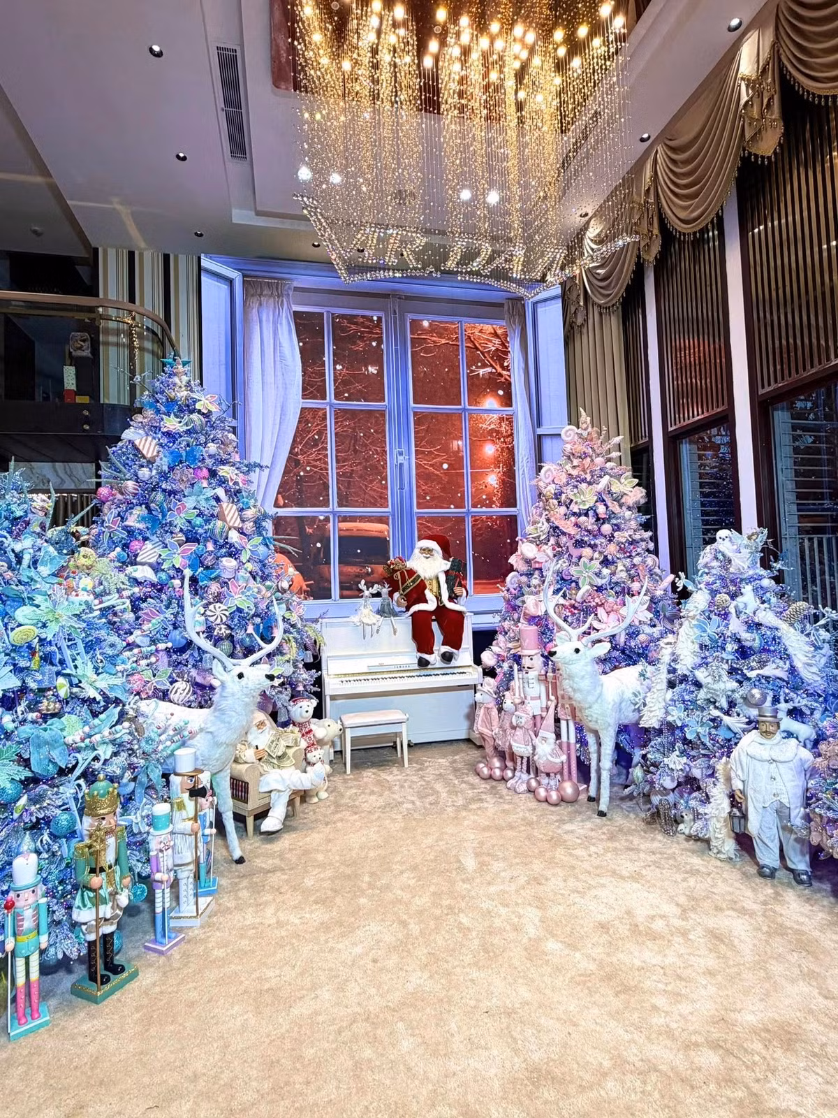 Năm nào cũng vậy, cứ đến gần Giáng sinh, Đàm Vĩnh Hưng lại trang trí biệt thự rộng lớn ở Quận 10 cũ (TP HCM) thành một không gian vô cùng đẹp mắt với nhiều tiểu cảnh và mời khán giả, người thân, đồng nghiệp đến tham quan, chụp ảnh. Ảnh: FBNV