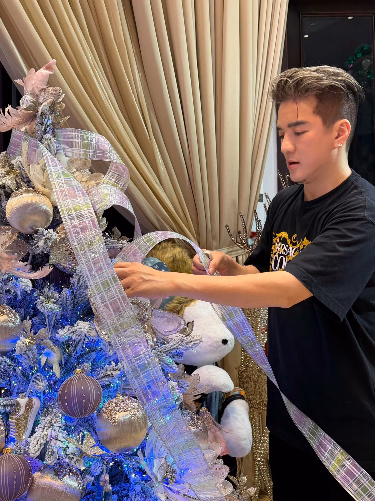 Đặc biệt, nam ca sĩ tự tay tham gia từng công đoạn trang trí cho tổ ấm. Ảnh: FBNV