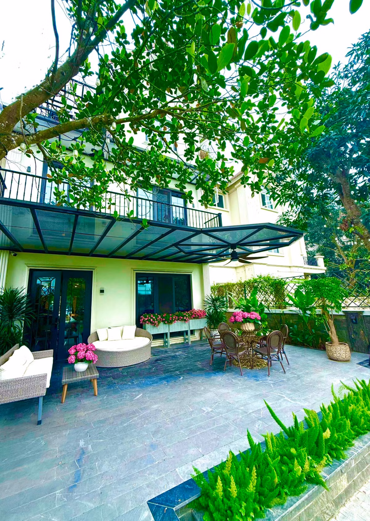 Căn biệt thự hàng chục tỷ của nữ diễn viên tại Hà Nội giống như một thiên đường xanh mát, mỗi góc vườn đều được chăm chút tỉ mỉ. Ảnh: FB Lã Thanh Huyền