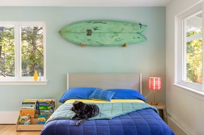 Phòng ngủ trẻ trung với gam màu xanh dịu. Ảnh: Homedit