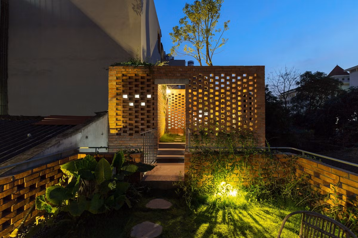 Không gian sống liền mạch được phân chia bởi những khoảng sân nhỏ xanh mát bên ngoài và bên trong. Ảnh: Hoàng Lê