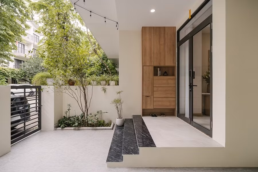 Yêu cầu của gia chủ là tạo nên một không gian sống bền vững trong vòng ít nhất 10 đến 15 năm, không chỉ khắc phục các yếu tố hư hại mà còn nâng cấp toàn diện công trình để đáp ứng lối sống hiện đại, tiện nghi. Ảnh: Kim Tùng