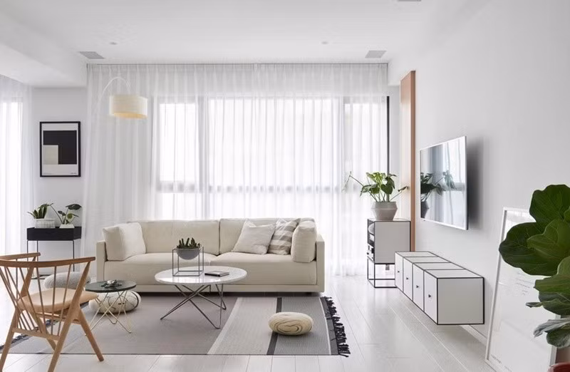 Bên cạnh đó, chọn màu sắc nội thất sáng là cách đơn giản nhưng mang lại hiệu quả cao. Những gam màu như trắng, kem, be, pastel hoặc xám nhạt có khả năng phản xạ ánh sáng tốt, giúp phòng khách luôn sáng sủa. Ảnh: Noithatmanhhe
