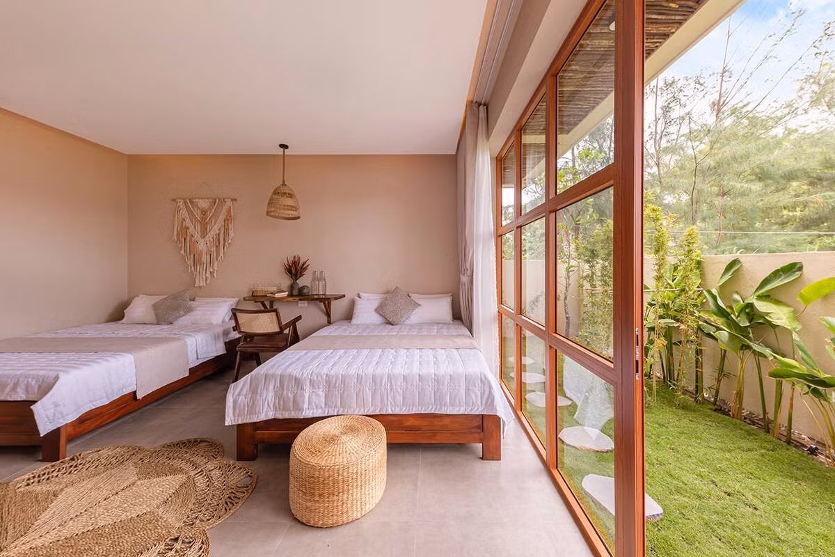 Phòng ngủ với nội thất đơn giản view hướng vườn mát mẻ. Ảnh: Bùi Minh Quốc