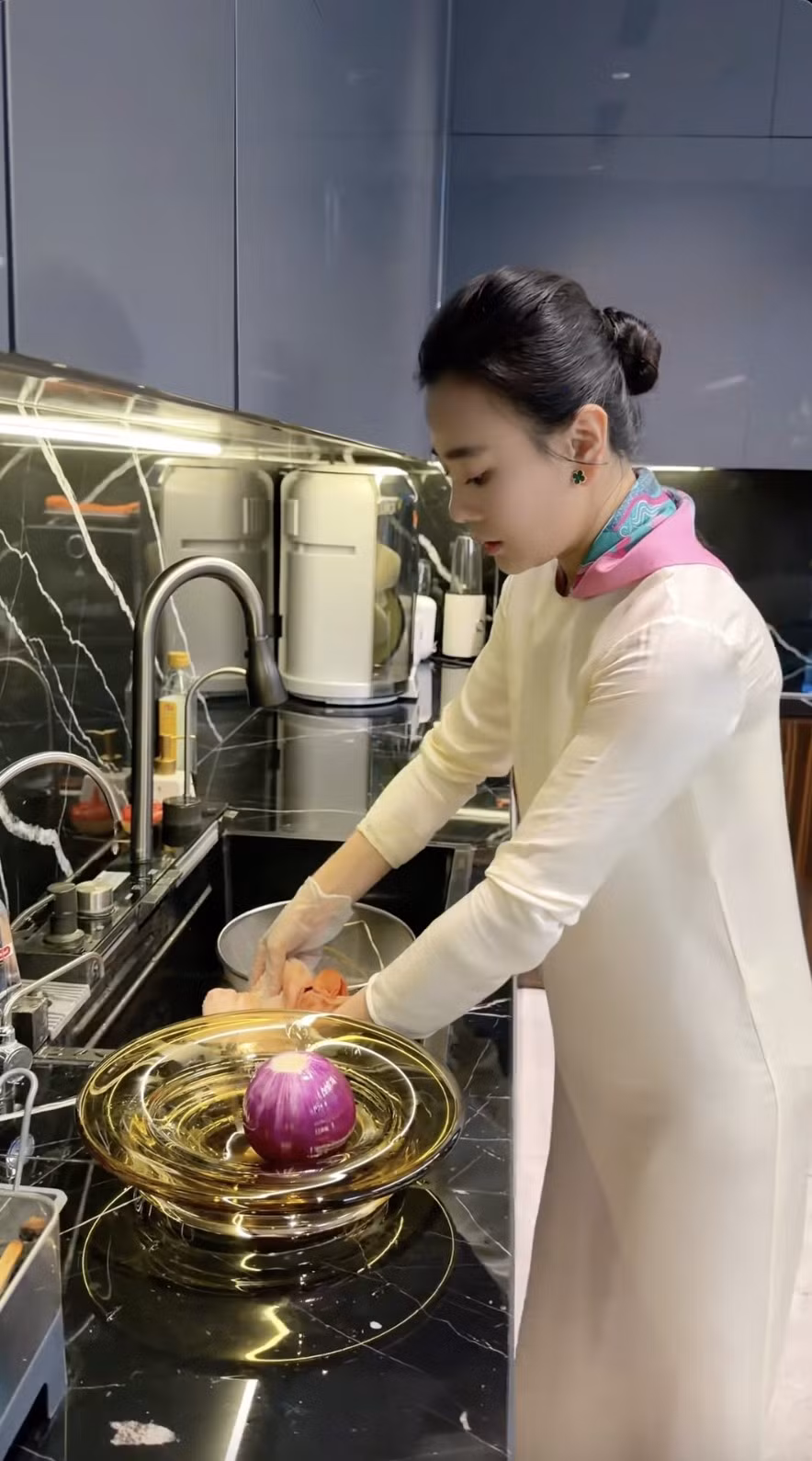 Bối cảnh quay video vẫn là căn bếp quen thuộc trong nhà riêng của Phương Oanh. Ảnh chụp màn hình