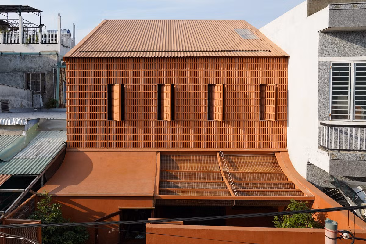 Terracotta Breath là ngôi nhà đa thế hệ thanh lịch nhưng khiêm tốn, nằm lặng lẽ trong một con hẻm nhỏ ở Đà Nẵng. Ảnh: Live out studio