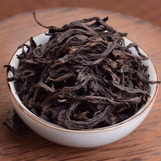 Từ việc hái lá, sao trà, đến lên men đều đòi hỏi sự tỉ mỉ và kinh nghiệm truyền đời của nghệ nhân. Ảnh: Chaxu