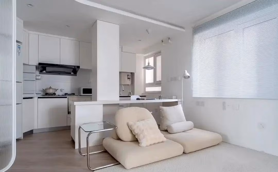 Khu bếp được thiết kế theo hình chữ L, giúp cải thiện đáng kể hiệu suất sử dụng. Ảnh: QQ