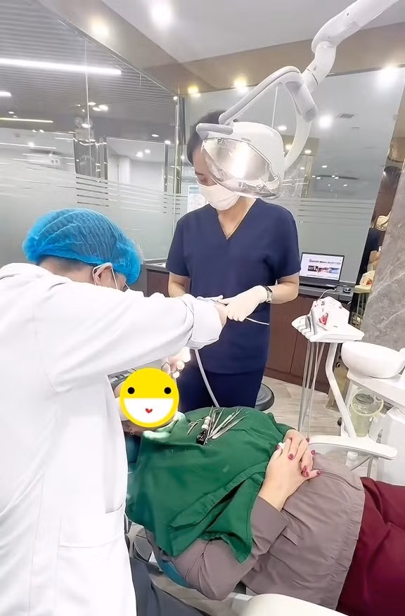 Hoàng Hường tiết lộ, các tầng phía trên của tòa nhà là phòng làm việc, chữa trị của Nha khoa Quốc tế cùng tên. Ảnh: Phunuso