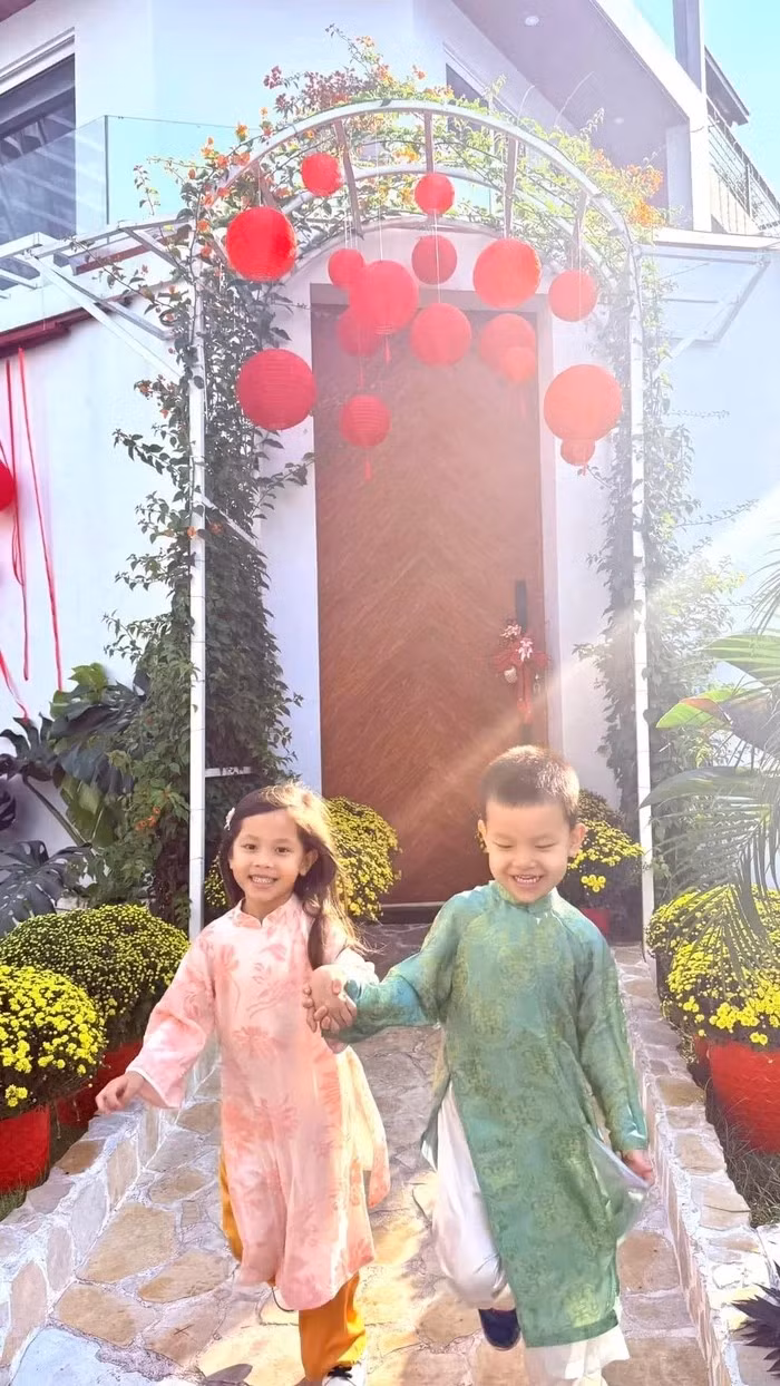 Lối vào được nữ ca sĩ đặt những chậu cúc mâm xôi vàng rực. Ảnh: FB Ho Ngoc Ha