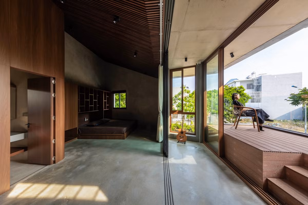 Tường dày giúp giảm lượng nhiệt hấp thụ và tiếng ồn đô thị, tăng cường sự thoải mái trong nhà. Ảnh: Paul Phan