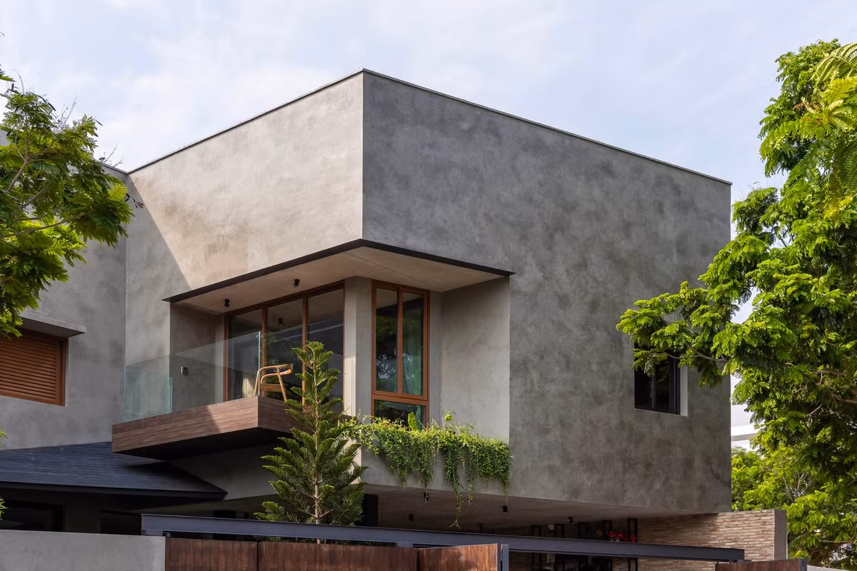Ngôi nhà xây dựng trên một lô đất 178m2, có diện tích xây dựng 513m2, bao gồm một tầng trệt, một tầng lầu và một tầng mái. Ảnh: Paul Phan