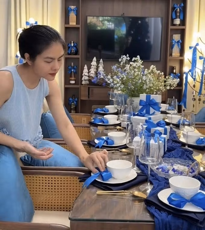 Bàn tiệc Giáng sinh sang trọng. Ảnh: FB Vân Trang